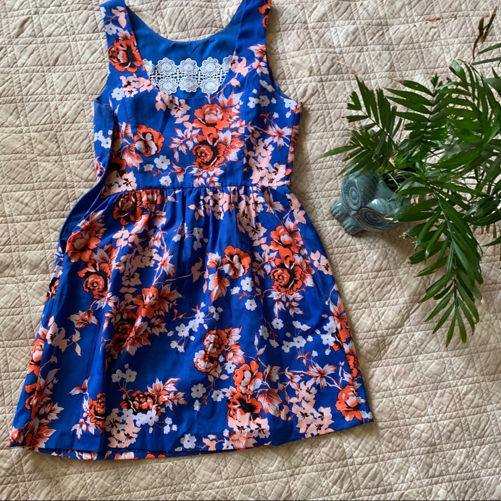 Dress with back lace detail - Picture 3 of 3